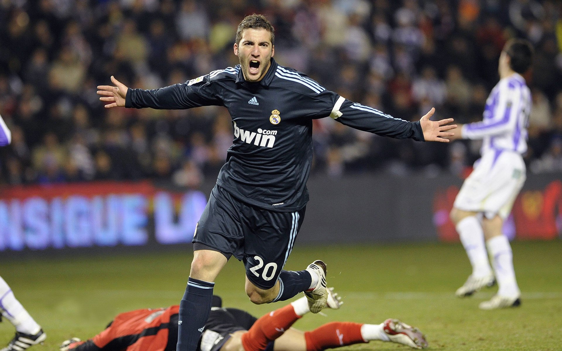 掘金绝杀热火，常规赛巅峰对决中约基奇双手暴扣点燃全场，约基奇47分掘金胜爵士