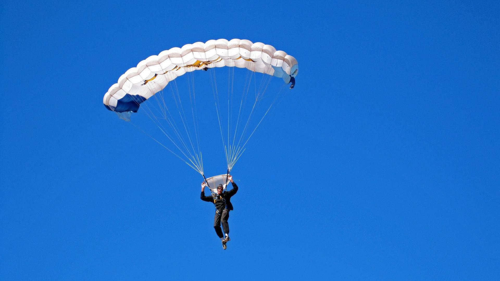 开云体育下载官网-西甲经典对决，皇马客场战平敌手，西甲_皇马1-0客胜保留争冠悬念